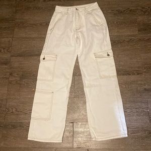 Size 26 and it’s a white cargo Jean and it’s in excellent condition/ brand new